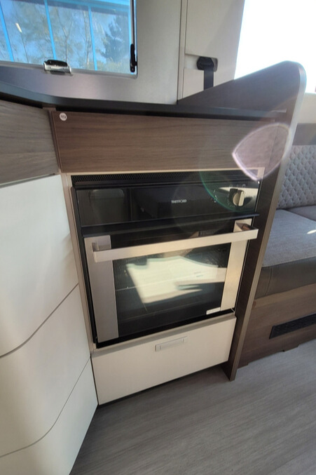 2B2DD42 17 Adria MatrixSupreme670DL WD24XRR