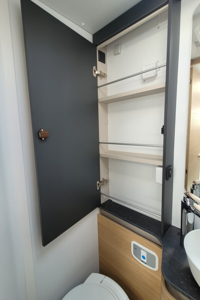 73CA7A 30 Adria Matrix670SL60th SMB08066