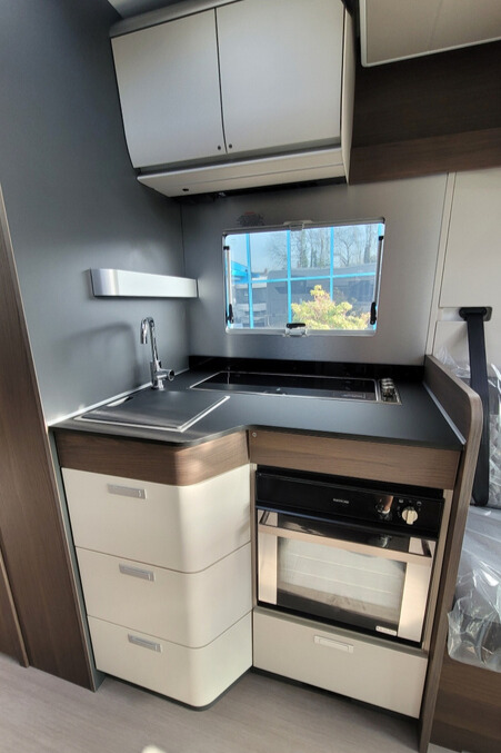 76B37E 17 Adria MatrixSupreme670DL TMC33757