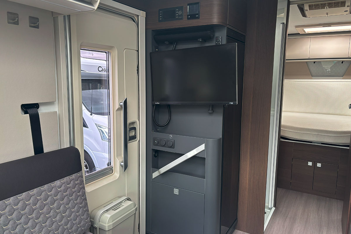 22D983A 10 2021 Adria Coral Supreme 670 DC 