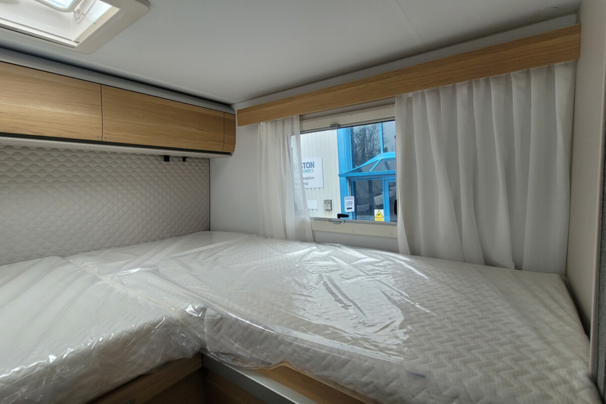 76B346 28 Adria Matrix670SL60thAnniversary SMC32149