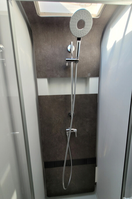 2B2DD42 24 Adria MatrixSupreme670DL WD24XRR