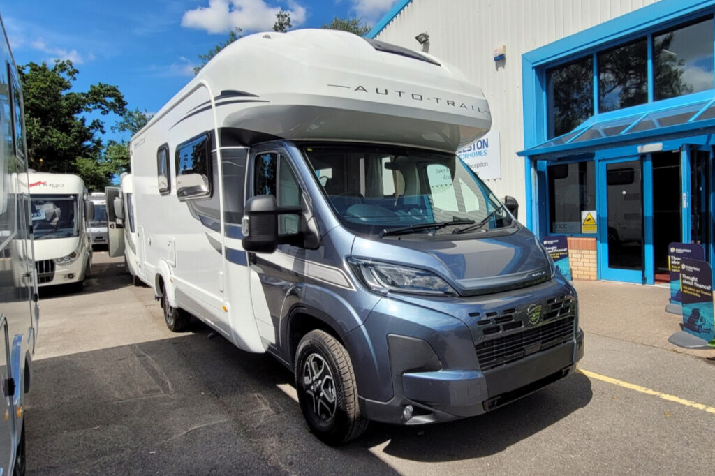 1E9757A_01-Autotrail-Imala736G-R2Z65802.jpg
