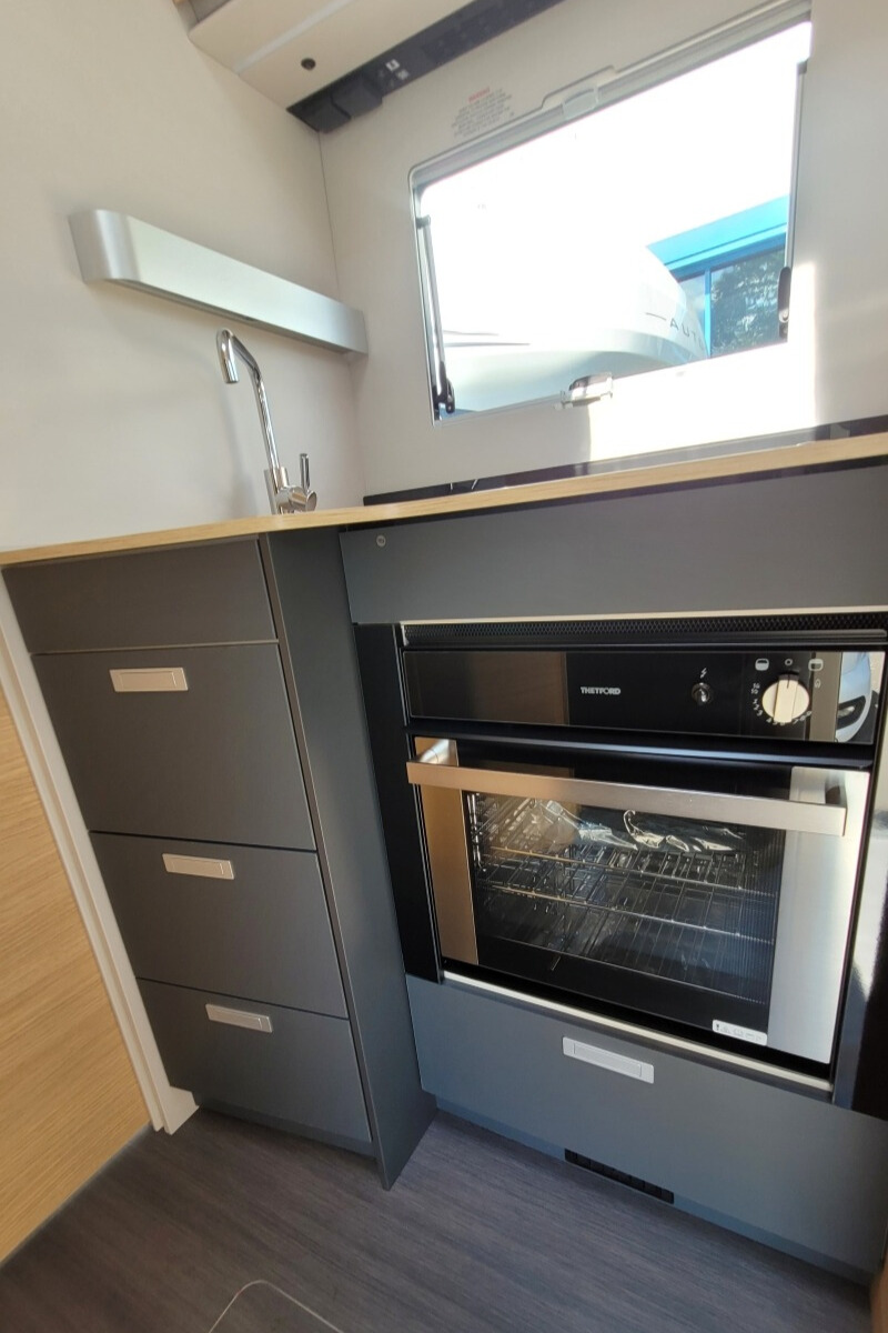 73CA7A 21 Adria Matrix670SL60th SMB08066
