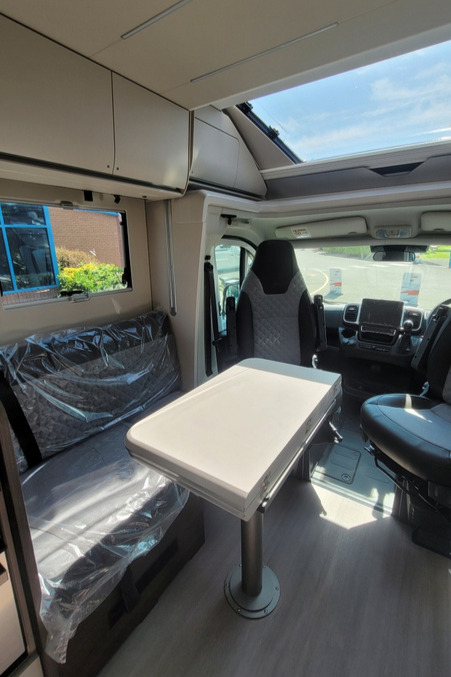 76B3C6 10 Adria MatrixSupreme670DC TMC45365