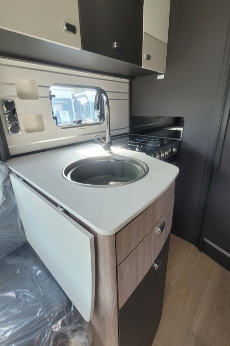 75D3AA 17 Swift Trekker594 RDSE86766
