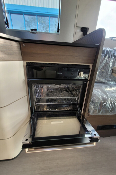 76B37E 21 Adria MatrixSupreme670DL TMC33757