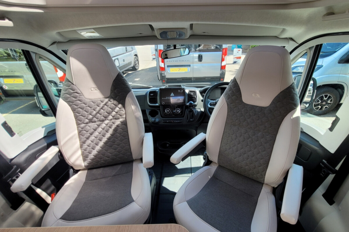 73CA7A 13 Adria Matrix670SL60th SMB08066