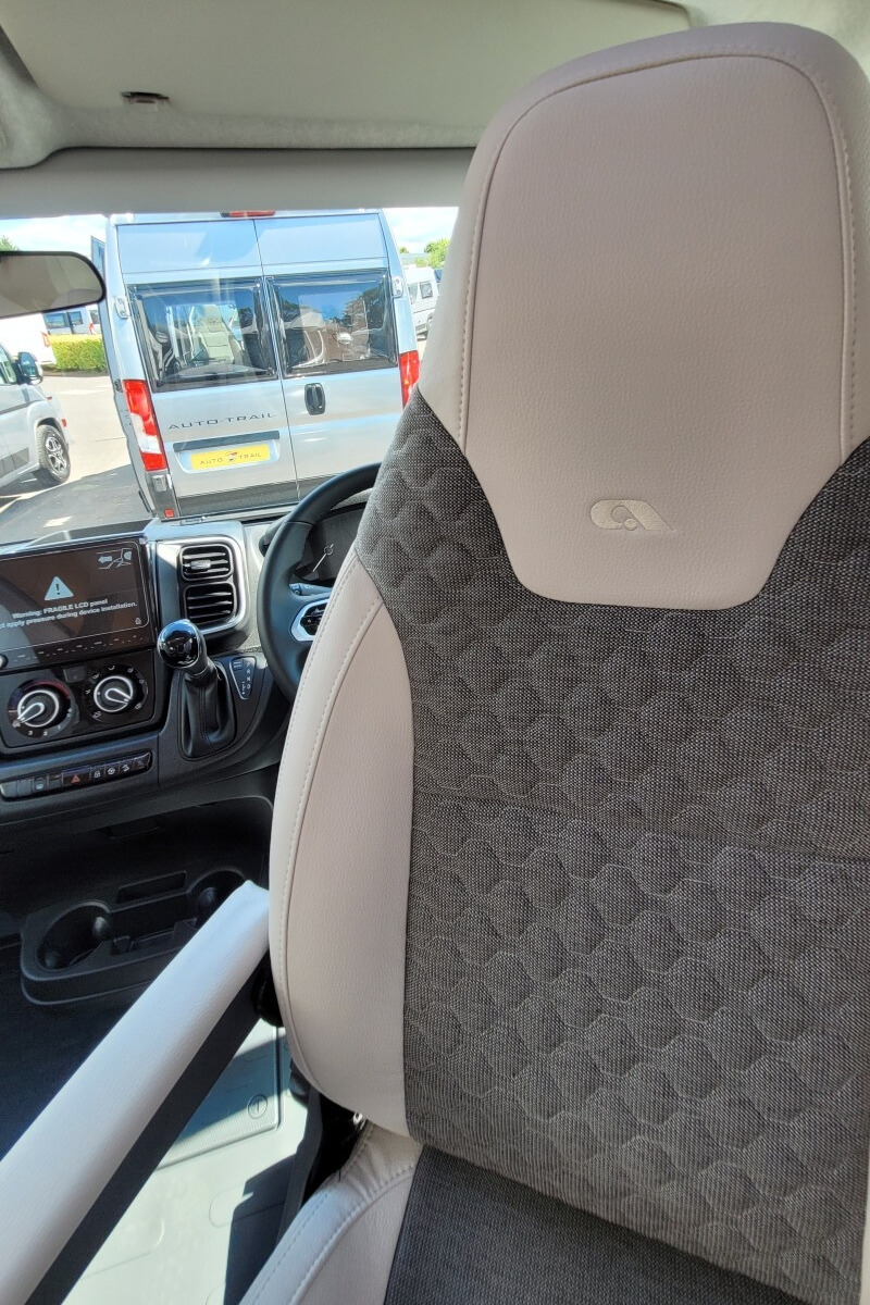 73CA7A 12 Adria Matrix670SL60th SMB08066