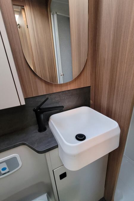 2BA1112 33 Autotrail Imala736G SMC21447
