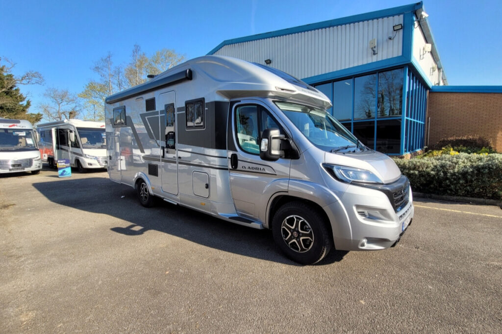 2B2DD42 02 Adria MatrixSupreme670DL WD24XRR