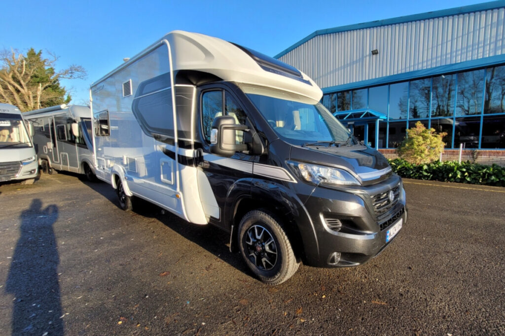 28A3316_01-Autotrail-TrackerRL-WJ24VHA.jpg