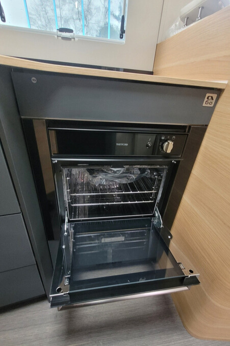 76B346 21 Adria Matrix670SL60thAnniversary SMC32149