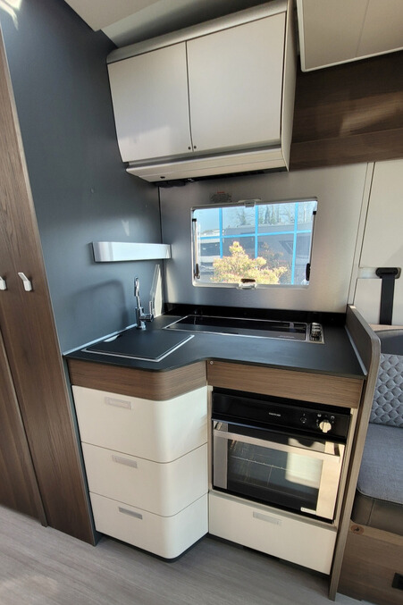 2B2DD42 14 Adria MatrixSupreme670DL WD24XRR