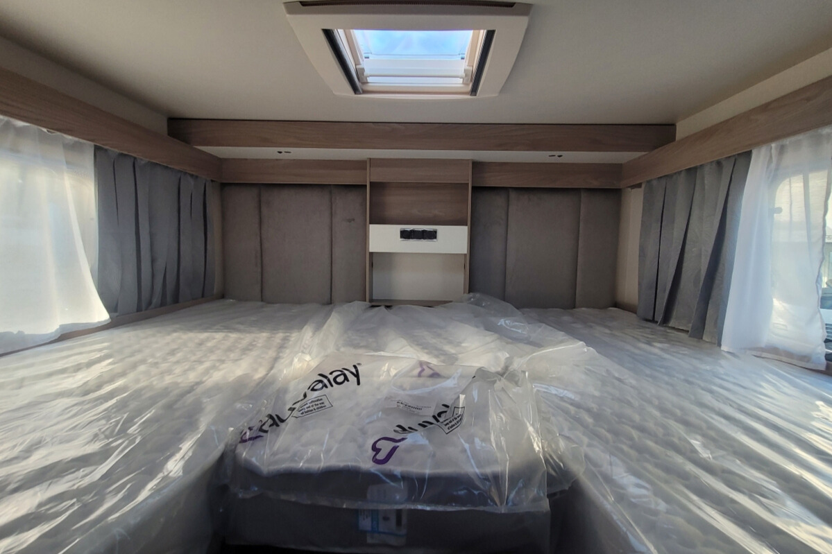 75D3F2 28 Swift Voyager584 SG39870