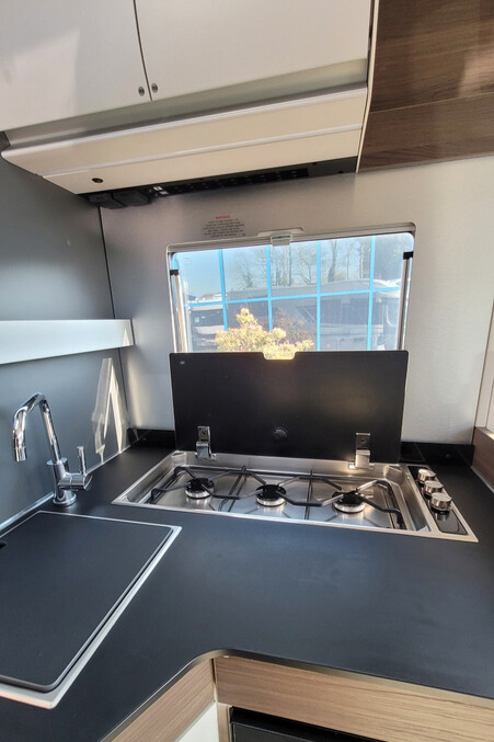 2B2DD42 15 Adria MatrixSupreme670DL WD24XRR