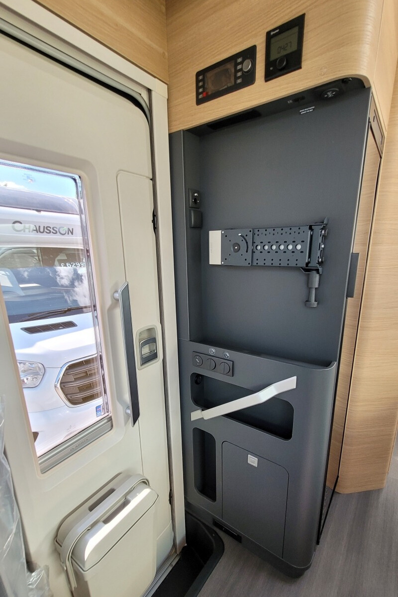 73CA7A 19 Adria Matrix670SL60th SMB08066