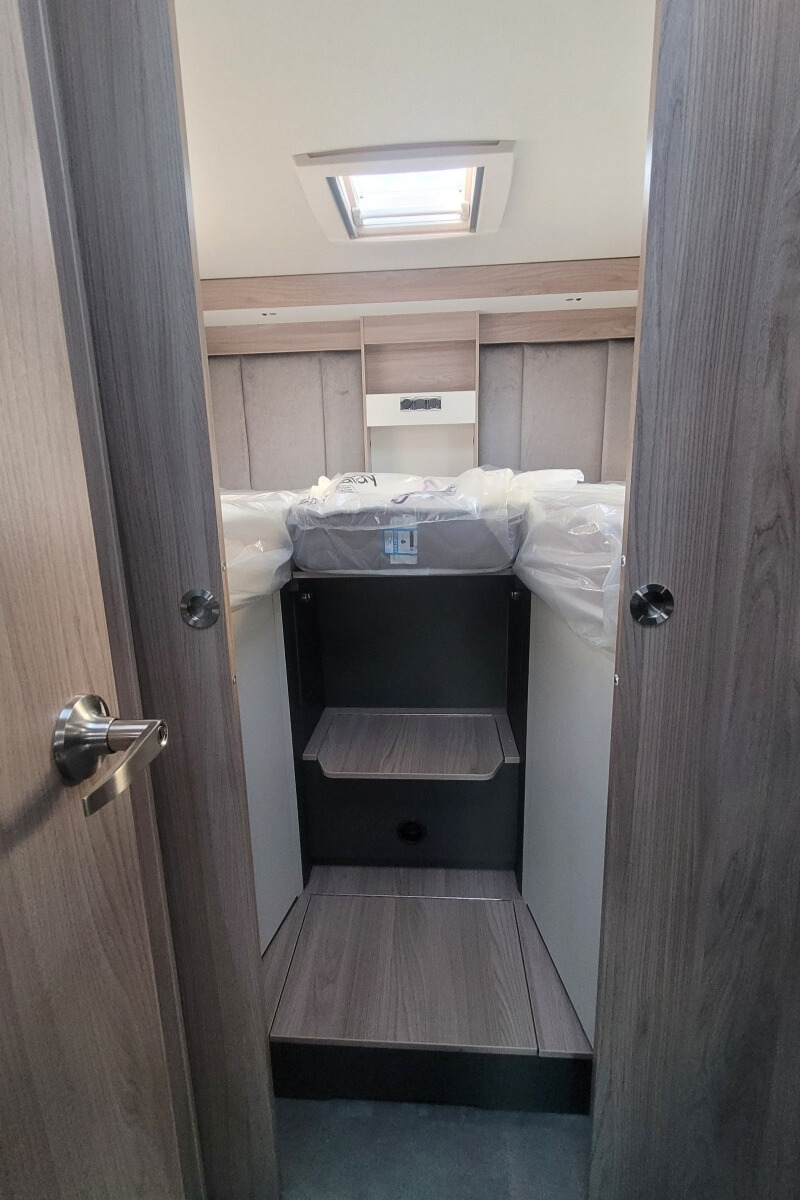75D3F2 26 Swift Voyager584 SG39870