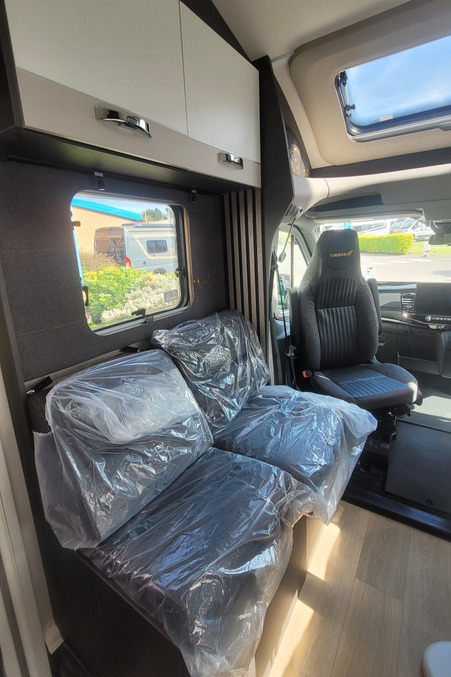75D3AA 11 Swift Trekker594 RDSE86766