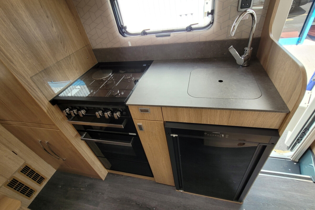 1E9757A 24 Autotrail Imala736G R2Z65802