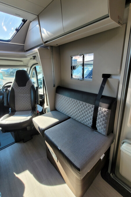 2B2DD42 09 Adria MatrixSupreme670DL WD24XRR