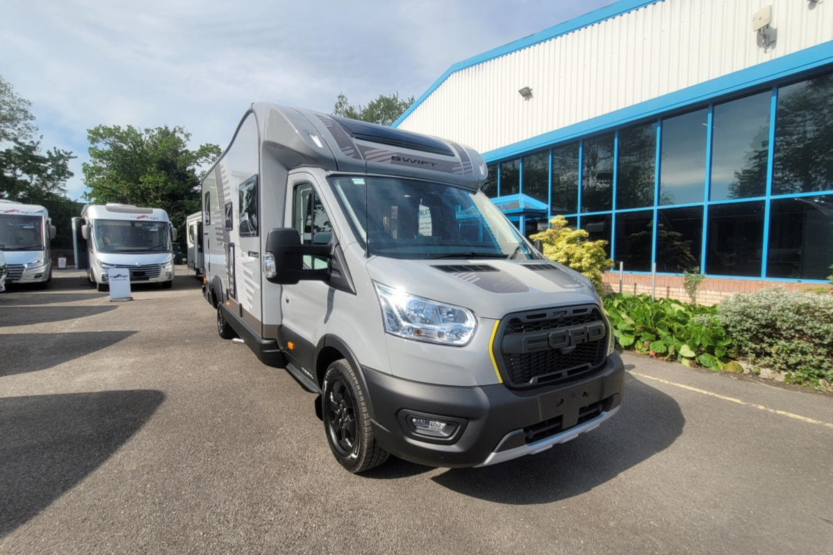 75D3AA 01 Swift Trekker594 RDSE86766