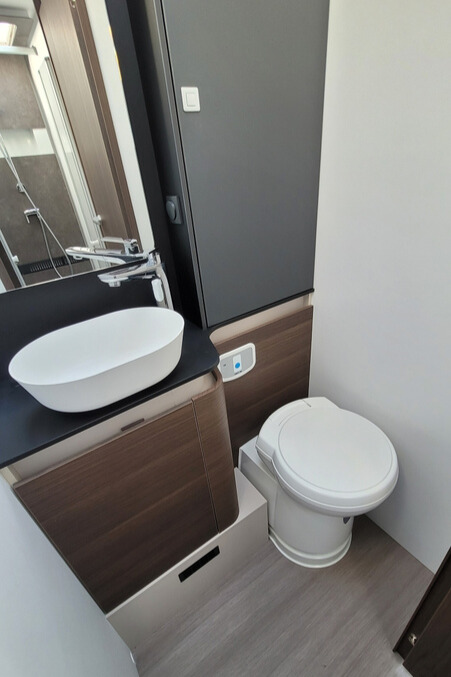 2B2DD42 25 Adria MatrixSupreme670DL WD24XRR