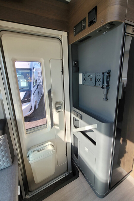 2B2DD42 13 Adria MatrixSupreme670DL WD24XRR