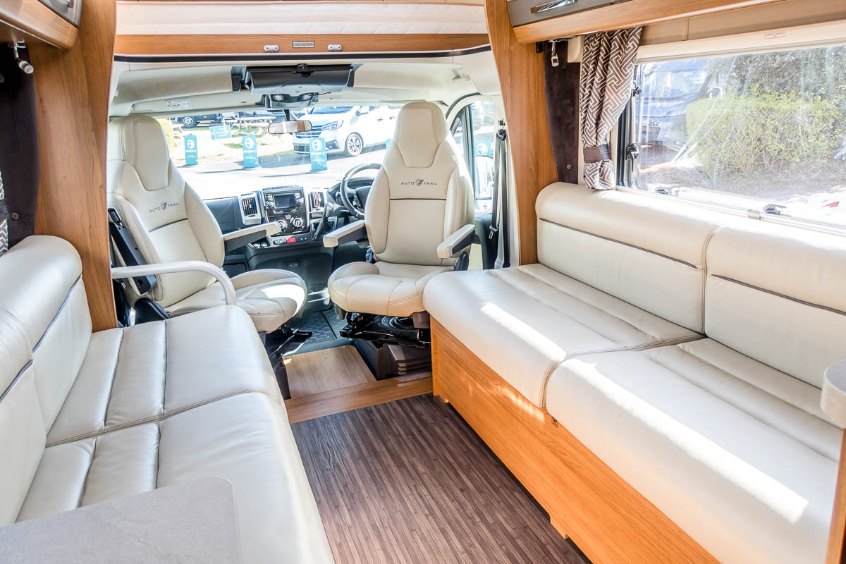 738C76 10 2019 Autotrail Comanche LC19YVV