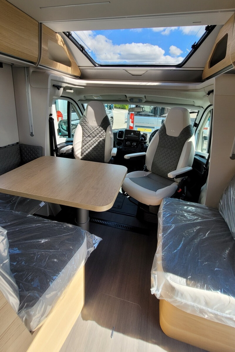73CA7A 15 Adria Matrix670SL60th SMB08066